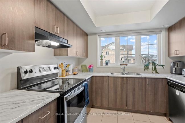 2372 Chevron Prince Path, Condo with 3 bedrooms, 3 bathrooms and 1 parking in Oshawa ON | Image 10