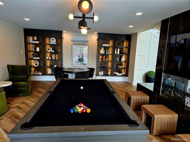 Pool and Game Room | Image 11