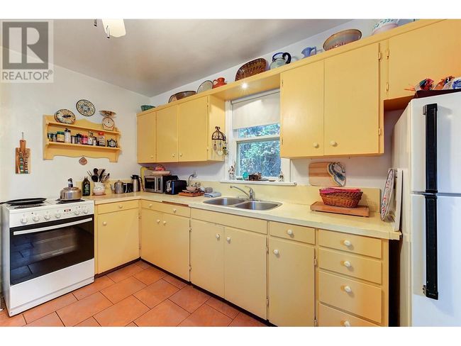 866 Dehart Ave, House other with 3 bedrooms, 1 bathrooms and 2 parking in Kelowna BC | Image 6