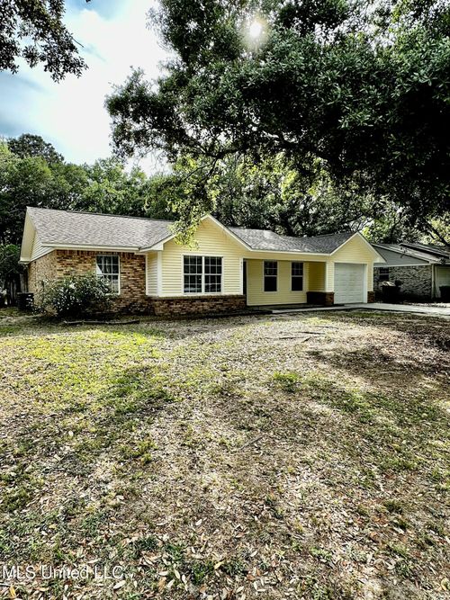 909 Orange St, Ocean Springs, MS, 39564-0701 | Card Image