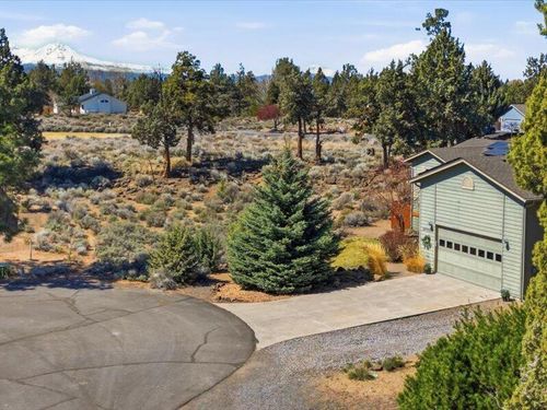 20784 Arago Cir, Bend, OR, 97703-8425 | Card Image