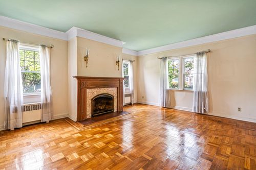 20-201 E 28th St, New York, NY, 10016-8538 | Card Image