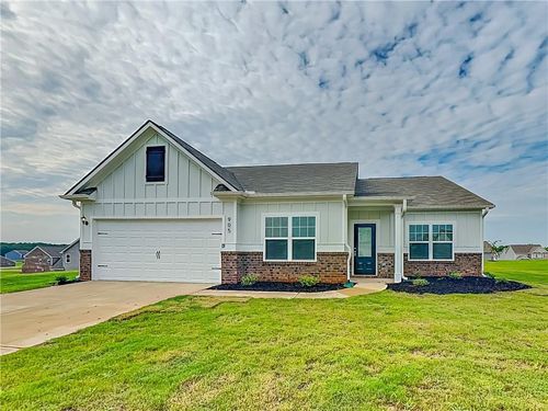 905 Hesston Dr, Locust Grove, GA, 30248-1104 | Card Image