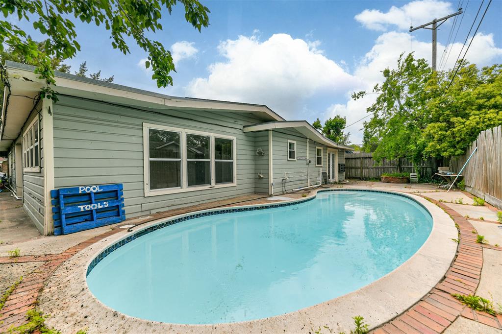 Maple Ln, Galveston, TX 77551