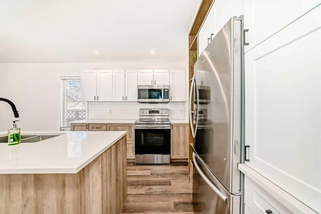 207 Coachway Rd Sw, House other with 3 bedrooms, 3 bathrooms and 2 parking in Calgary AB | Image 8