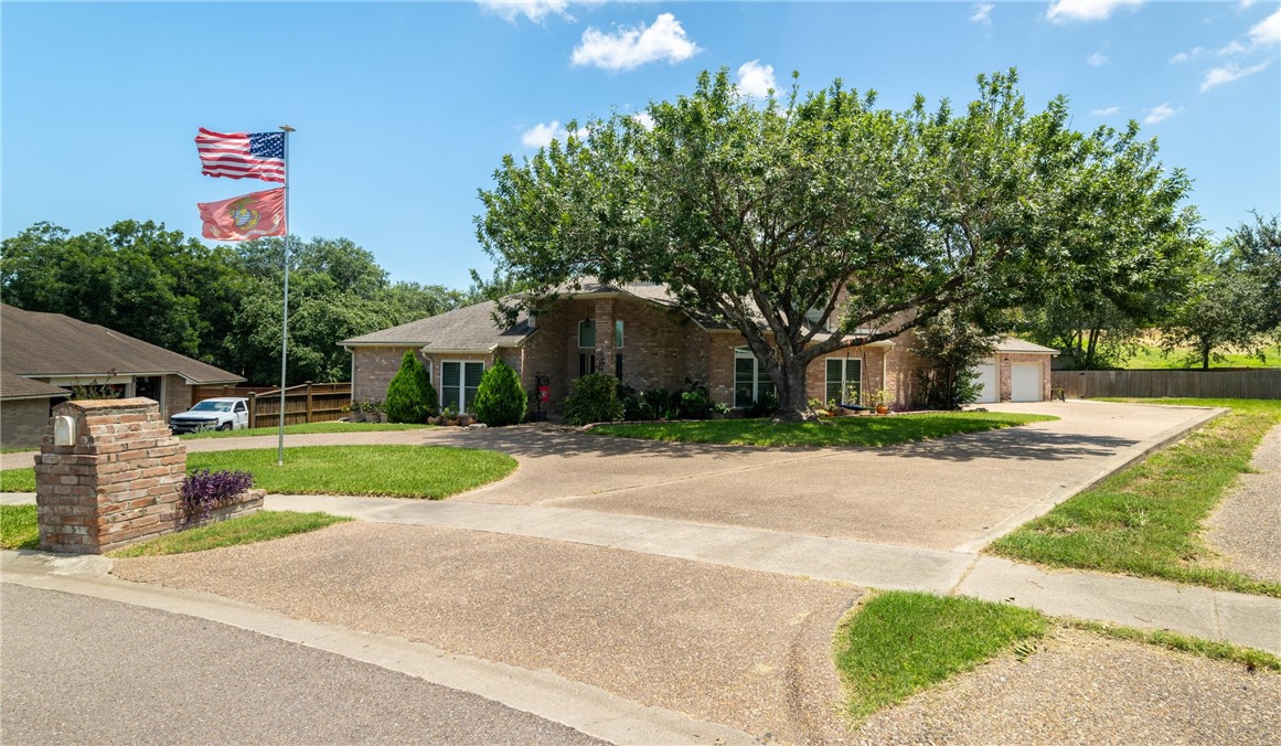 Castle Knoll Dr, Corpus Christi, TX 78410