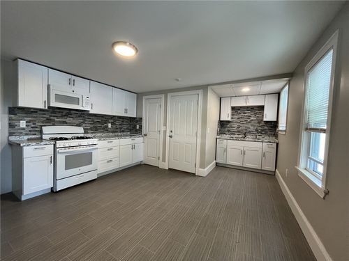 2r-217 State St, Bristol, RI, 02809-3230 | Card Image
