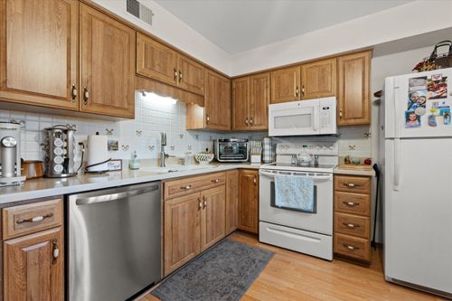 5166 S King Arthurs Ct, Greenfield, WI, 53221-3132 | Card Image