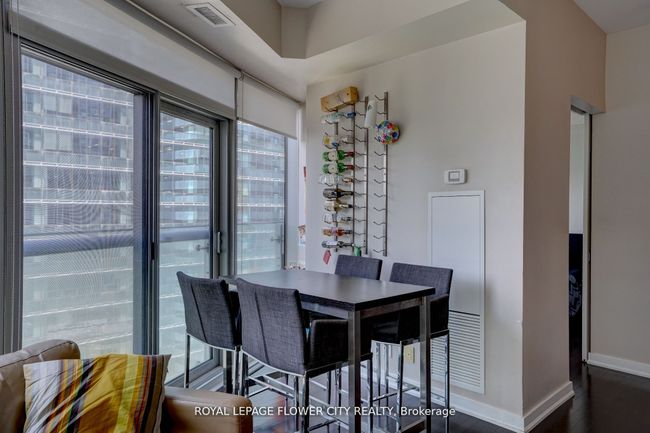 1407 - 12 York St, Condo with 2 bedrooms, 2 bathrooms and null parking in Toronto ON | Image 10