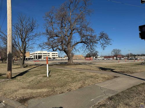 400 Se 8th Ave, Topeka, KS, 66607 | Card Image