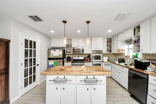 6502 S Highway 35, House other with 5 bedrooms, 3 bathrooms and 3 parking in Alvin TX | Image 11