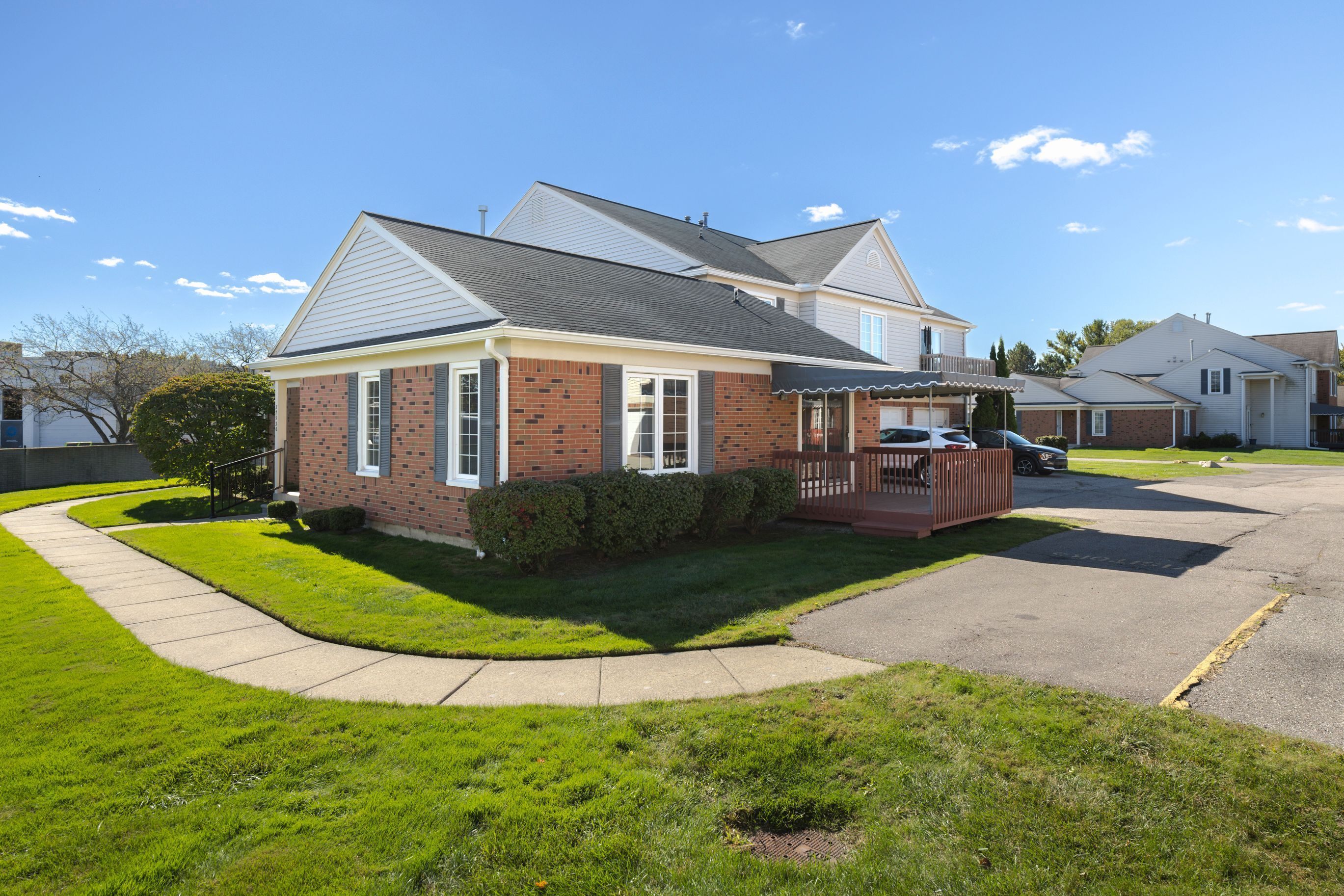 Stonegate Cir, Clinton Township, MI 48036