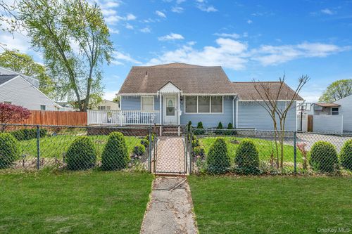34 E Beech St, Central Islip, NY, 11722-3141 | Card Image
