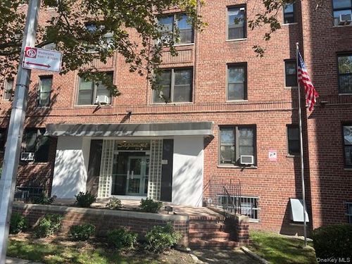 1m-84 Van Wyck Expy, Briarwood, NY, 11435 | Card Image