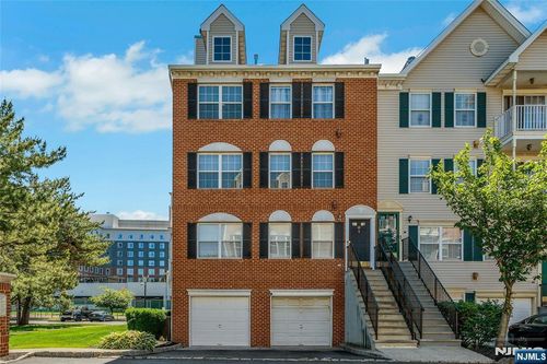 72 Marrow St, Newark, NJ, 07103-3131 | Card Image
