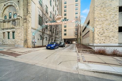 270 E Highland Ave, MILWAUKEE, WI, 53202-6635 | Card Image