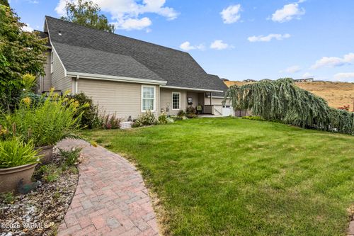 408 S 10th St, Selah, WA, 98942-1805 | Card Image