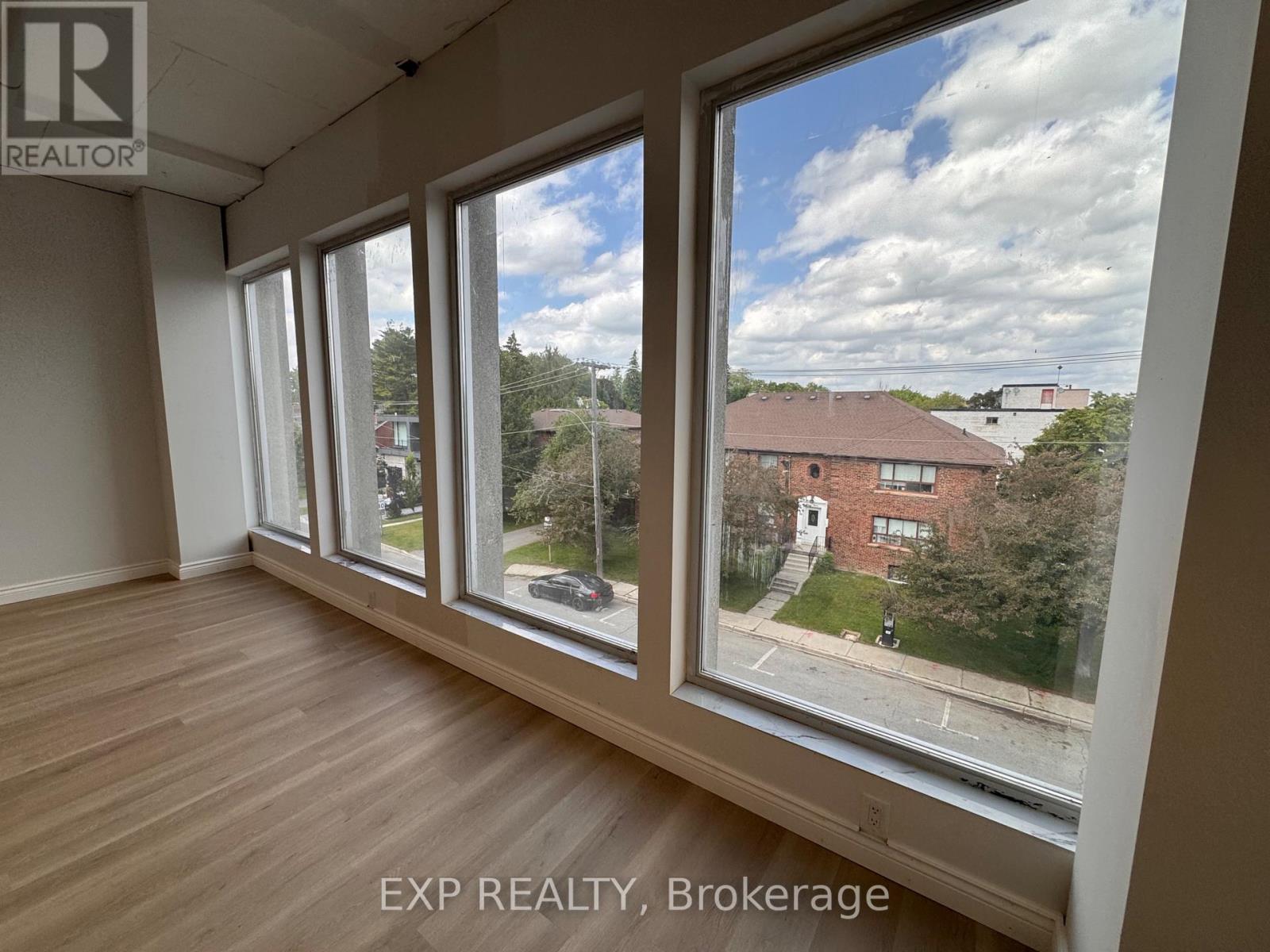 Commercial Lease in Mississauga (Port Credit) 2