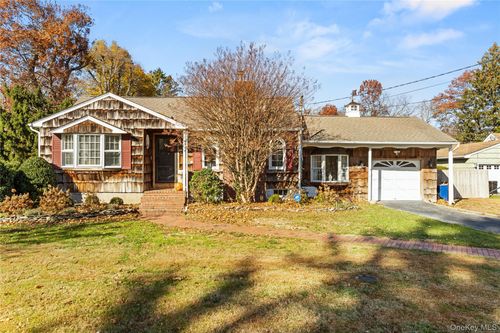 18 Floral Ave, Huntington, NY, 11743-5622 | Card Image
