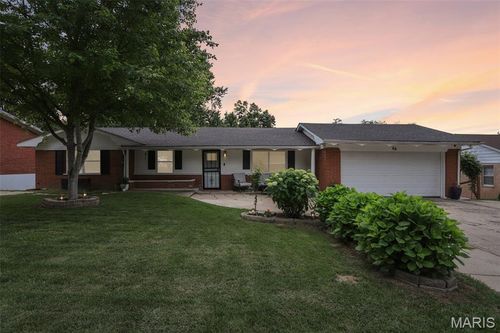 66 Montclair Dr, Fairview Heights, IL, 62208-1627 | Card Image