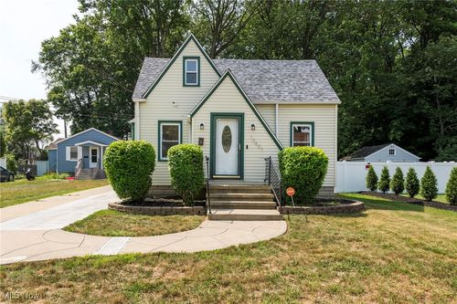 10401 Manoa Ave, Brooklyn, OH, 44144-2317 | Card Image