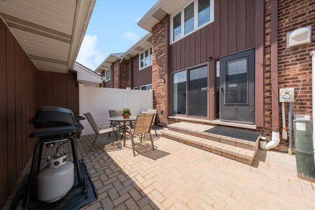 317 Hale St, Townhouse with 2 bedrooms, 2 bathrooms and 2 parking in Wheaton IL | Image 18