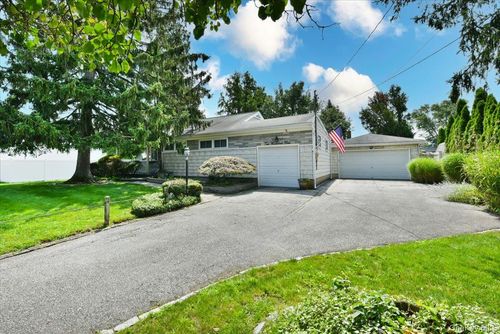204 Franklin St, Massapequa Park, NY, 11762-1516 | Card Image