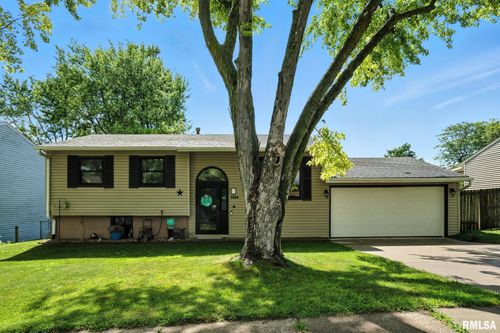 3394 Clearwater Dr, Bettendorf, IA, 52722-2812 | Card Image