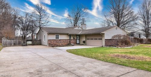 8803 Evergreen Dr, Mentor, OH, 44060-6207 | Card Image