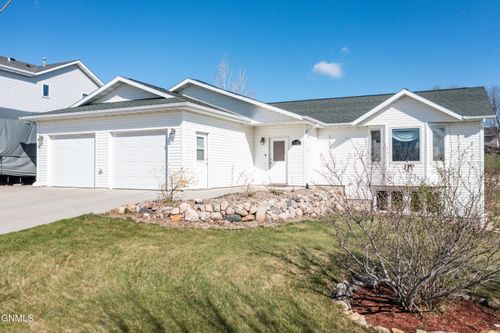 3432 Crocus Ave, Bismarck, ND, 58501-3200 | Card Image