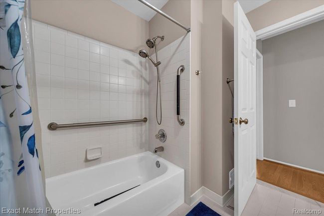 Tub/shower in the main full bathroom | Image 33