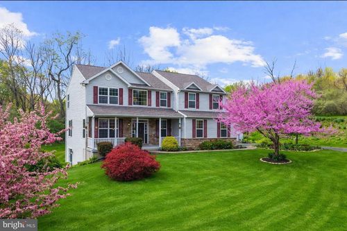 4 Kerryn Dr, Robesonia, PA, 19551-9566 | Card Image