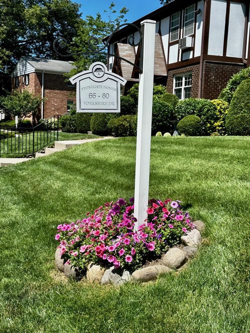 76 Yorkshire Dr, Suffern, NY, 10901-7216 | Card Image