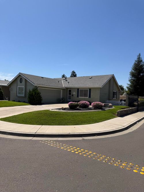 54-3103 S Avocado St, Visalia, CA, 93277-8835 | Card Image