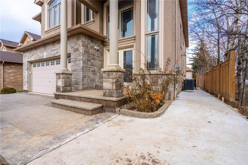 lower-75 Arrowhead Dr, Hamilton, ON, L8W3X2 | Card Image