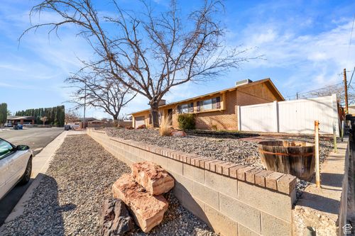2071 E 575 N, St George, UT, 84790-8102 | Card Image