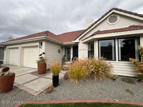 2005 Lakeview Dr, Yakima, WA, 98902-1285 | Card Image