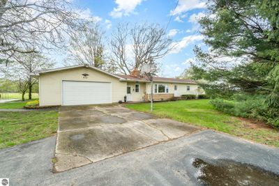 678 S Alger Road, House other with 3 bedrooms, 2 bathrooms and null parking in Ithaca MI | Image 3