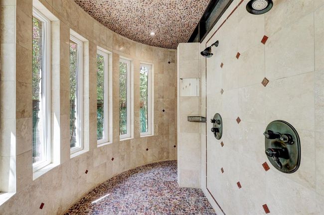 The ultimate luxury - a walk in nature shower! | Image 23