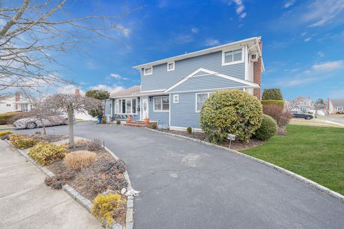 15 Elizabeth Dr, Bethpage, NY, 11714-6005 | Card Image