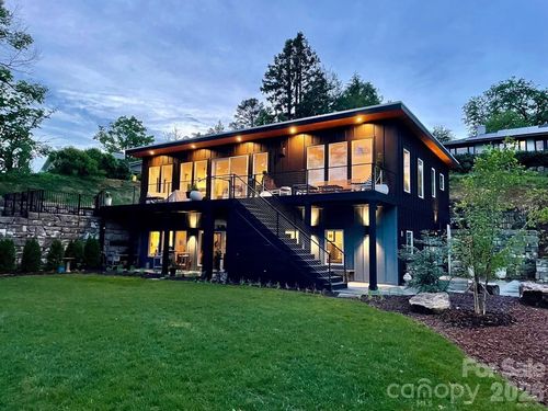 8 Midland Dr, Asheville, NC, 28804-1513 | Card Image