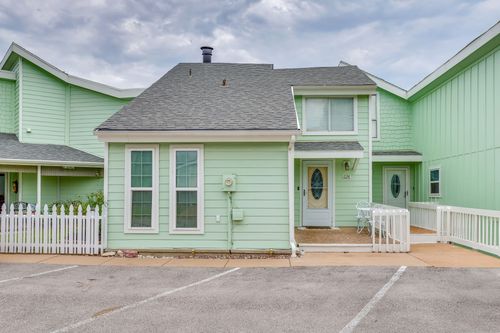 624 Harbor Cir, Azle, TX, 76020-2613 | Card Image