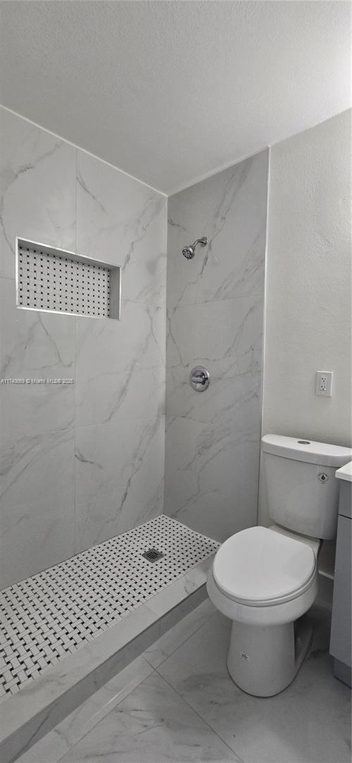 apt-1-391 E 4th Ave, Hialeah, FL, 33010-4850 | Card Image
