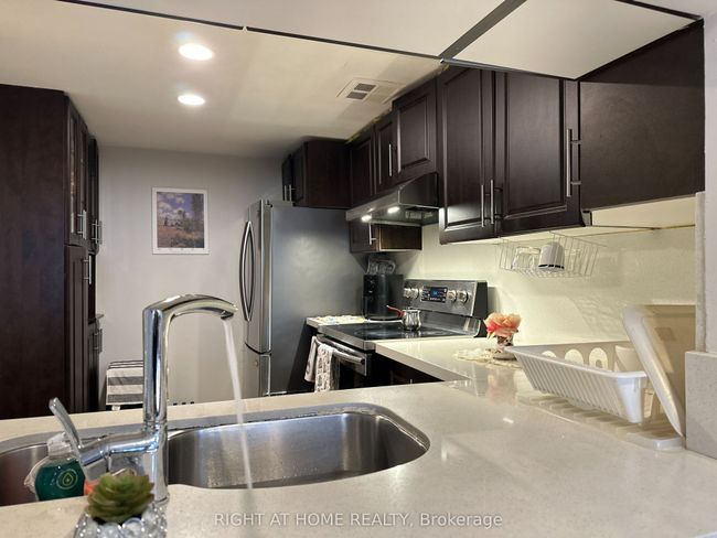 1406 - 300 Webb Dr, Condo with 3 bedrooms, 2 bathrooms and 1 parking in Mississauga ON | Image 13