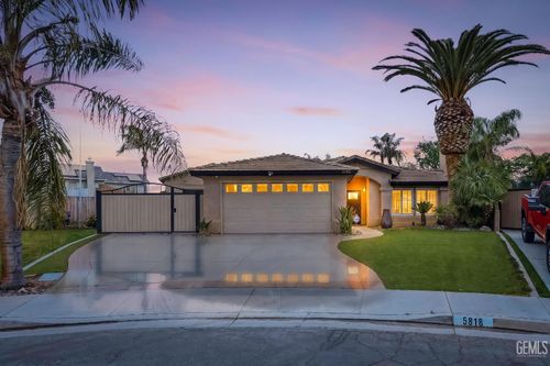 5818 Clear Valley Ct, Bakersfield, CA, 93313-5208 | Card Image