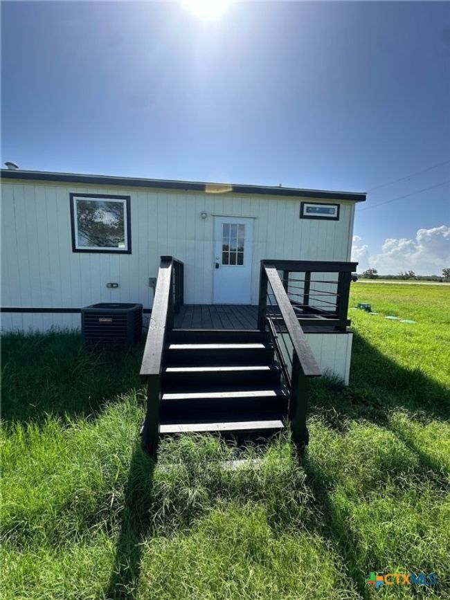 19656 Us Highway 77 S, House other with 3 bedrooms, 2 bathrooms and null parking in Yoakum TX | Image 5