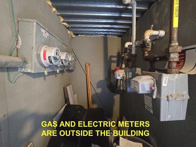 Utility room with electric meter | Image 19