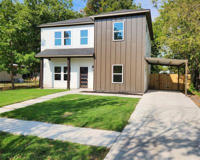 View of front of property featuring a front yard | Image 1