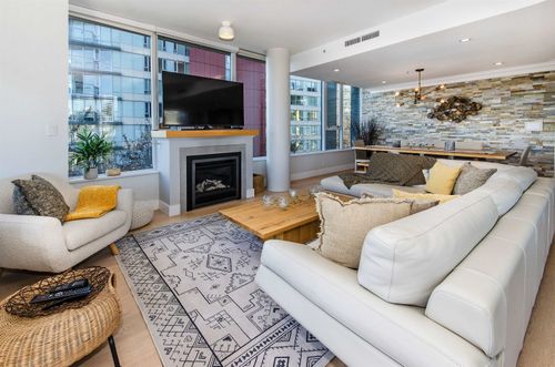 9 Smithe Mews, Vancouver, BC, V6B0B6 | Card Image