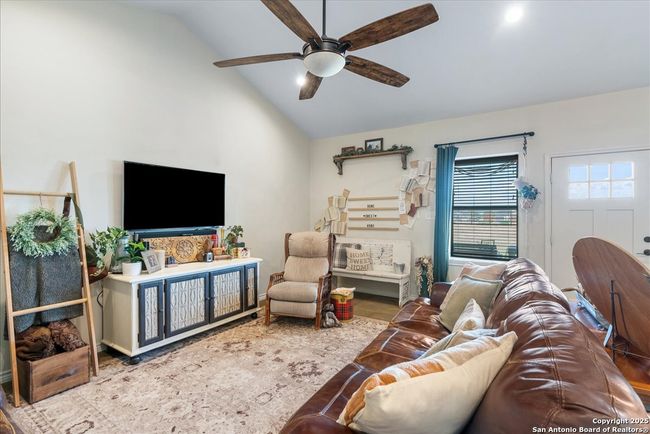226 Private Rd 3251, Home with 4 bedrooms, 2 bathrooms and null parking in Alice TX | Image 4